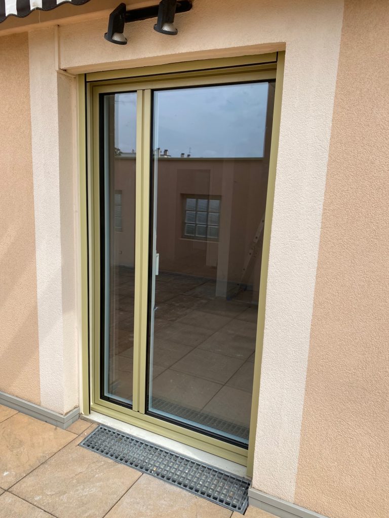Porte fenêtre tiercée aluminium | K LINE laquée OR