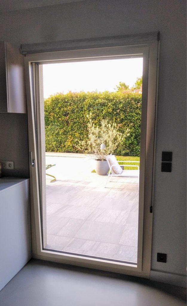 Porte fenêtre aluminium | 1 vantail oscillo-battant avec paumelles invisibles